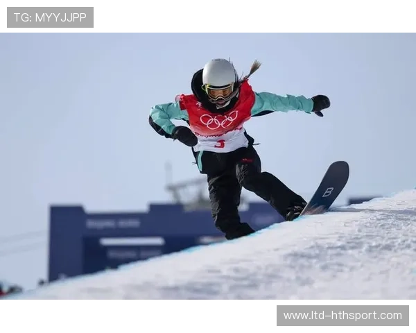单板滑雪选手专注高难度技巧，备战节奏紧凑